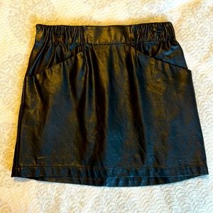 Black pleather elastic waist mini skirt with pockets